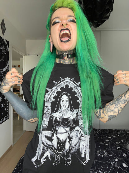 Frau in einem grafischen T-Shirt mit Nonnenmotiv.