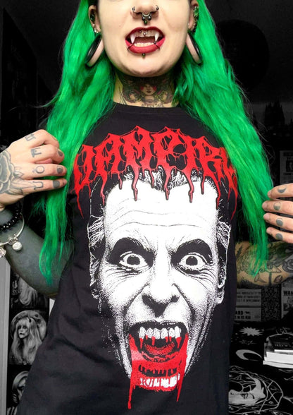 Schwarzes gothic t-shirt vampire white mit vampirgesicht und roter horror text in dickem schwarzem druck auf der vorderseite