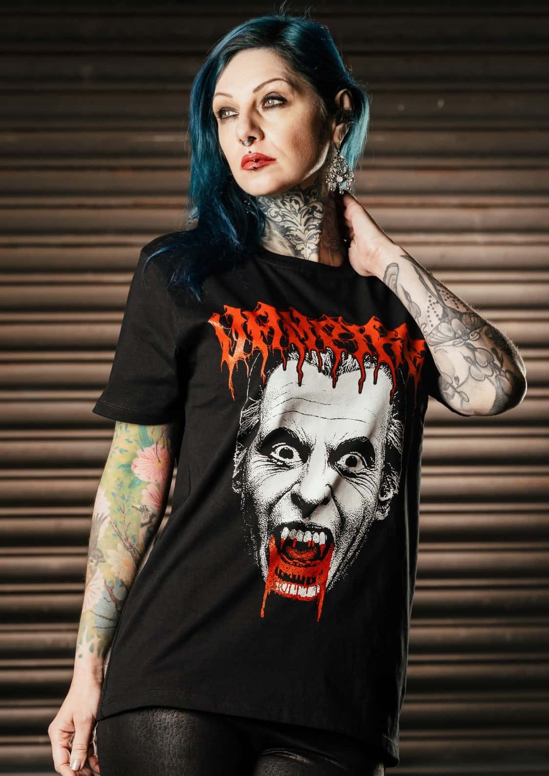 Schwarzes gothic t-shirt vampire white mit grafik eines schreienden gesichts, roten tropfen und orangefarbenem wreckage-text