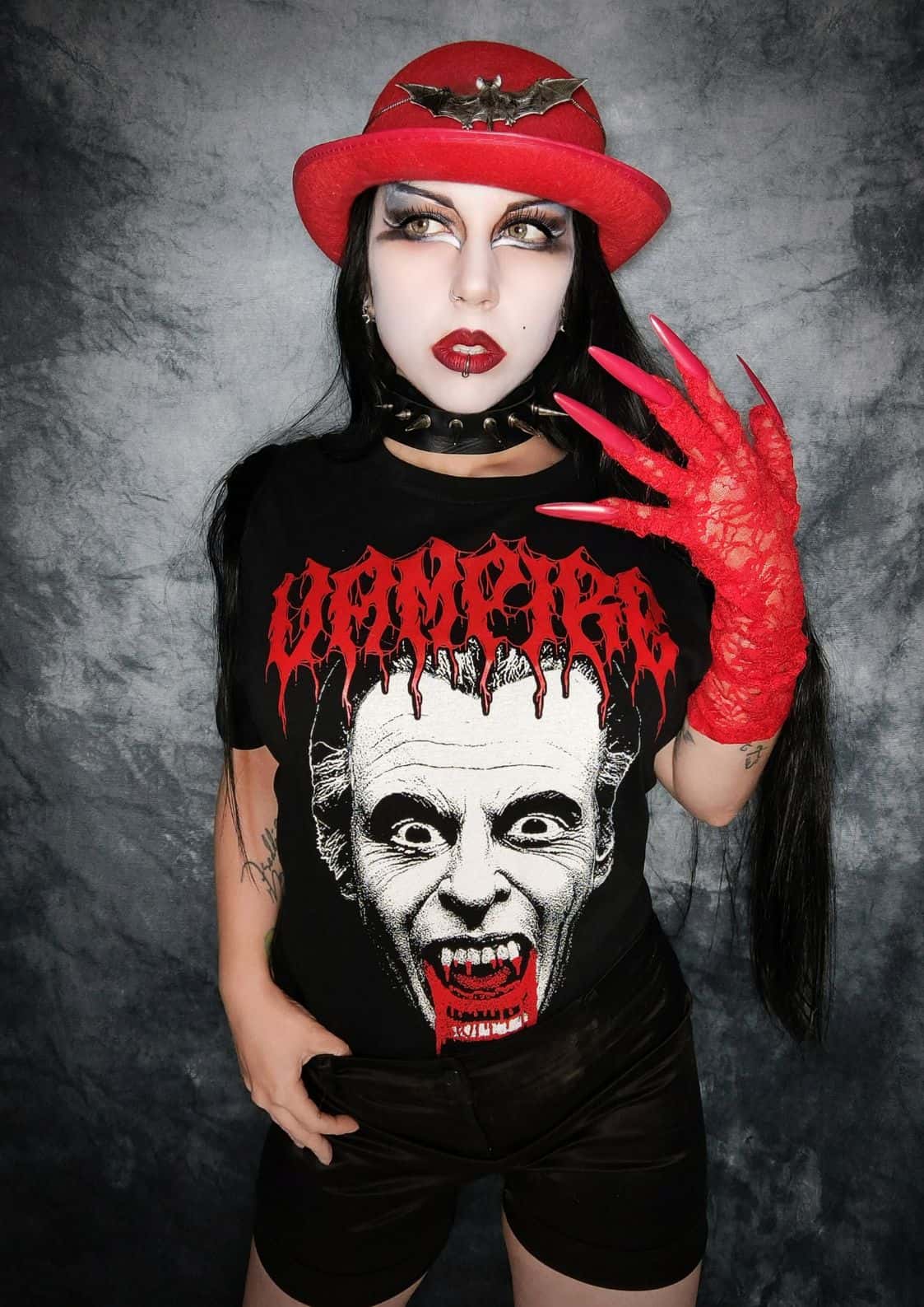 Schwarzes gothic t-shirt vampire white mit rotem drip horror-text und weißem vampirgesicht auf der front