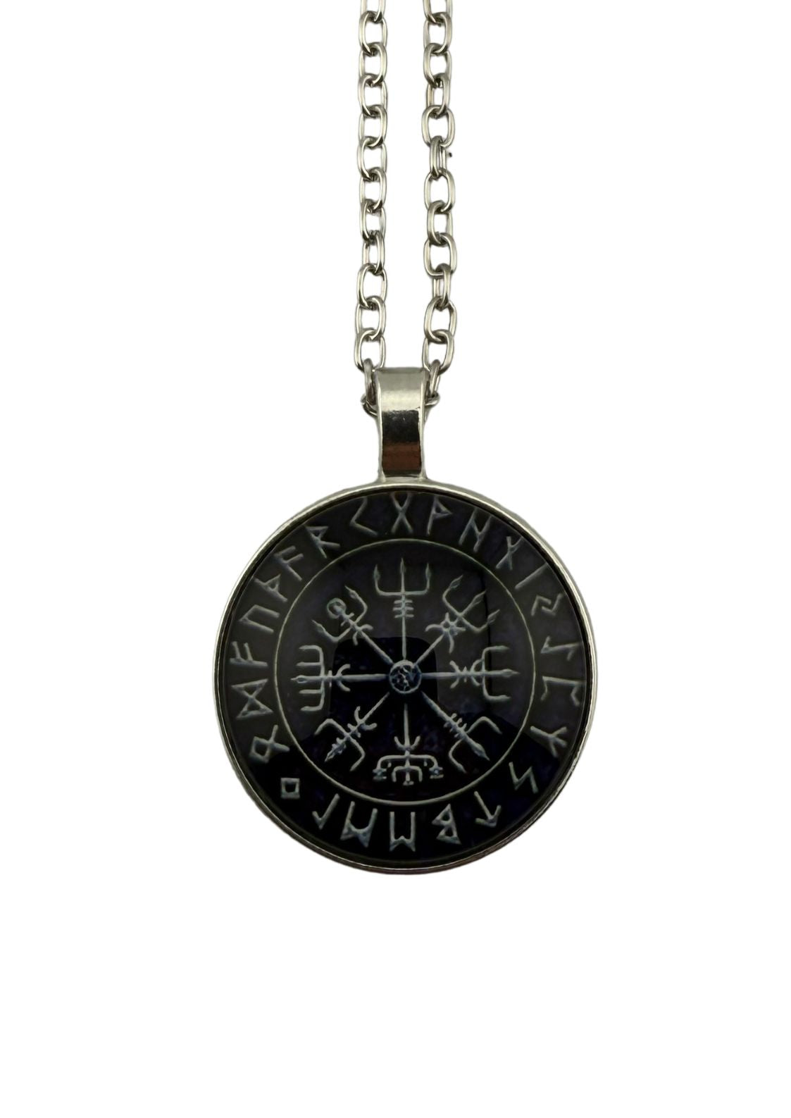Ein schwarz-silberner Vegvisir-Anhänger an einer Silberkette.