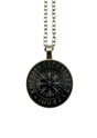 Ein schwarz-silberner Vegvisir-Anhänger an einer Silberkette.