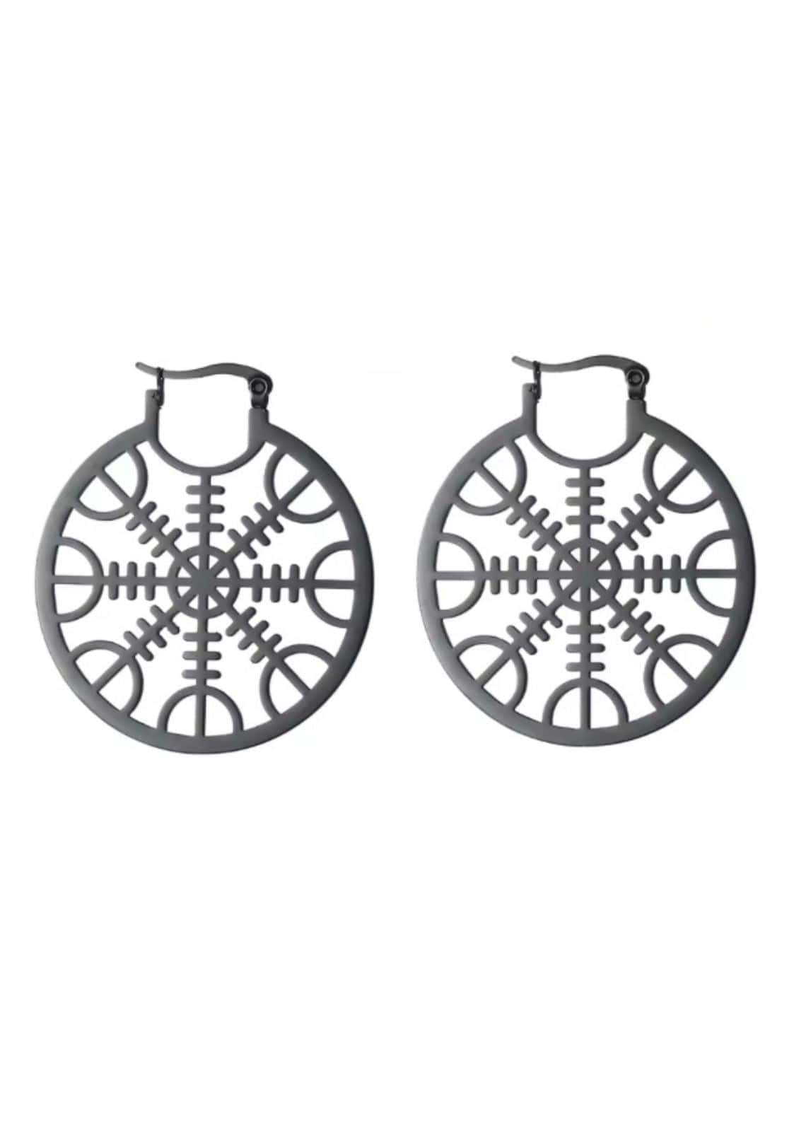 Ein Paar Ohrringe aus dunklem Metall mit Vegvísir-Symbol.