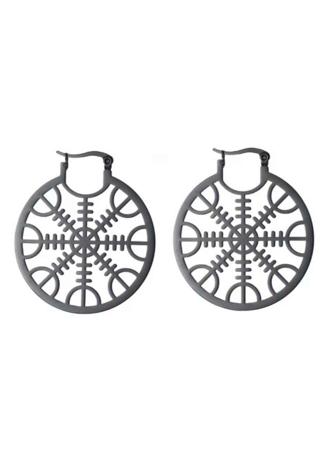 Ein Paar Ohrringe aus dunklem Metall mit Vegvísir-Symbol.