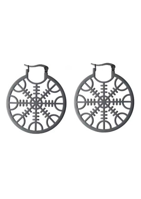 Ein Paar Ohrringe aus dunklem Metall mit Vegvísir-Symbol.
