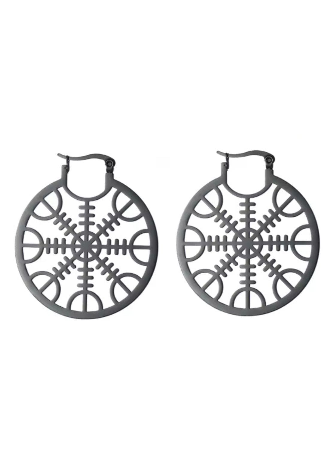 Ein Paar Ohrringe aus dunklem Metall mit Vegvísir-Symbol.