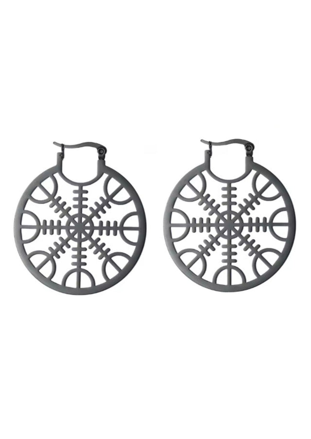 Ein Paar Ohrringe aus dunklem Metall mit Vegvísir-Symbol.