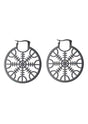 Ein Paar Ohrringe aus dunklem Metall mit Vegvísir-Symbol.