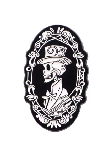 Vintage man skull hochwertige pin mit schwarzem oval und weißem skelett in kompromisslose dark fashion