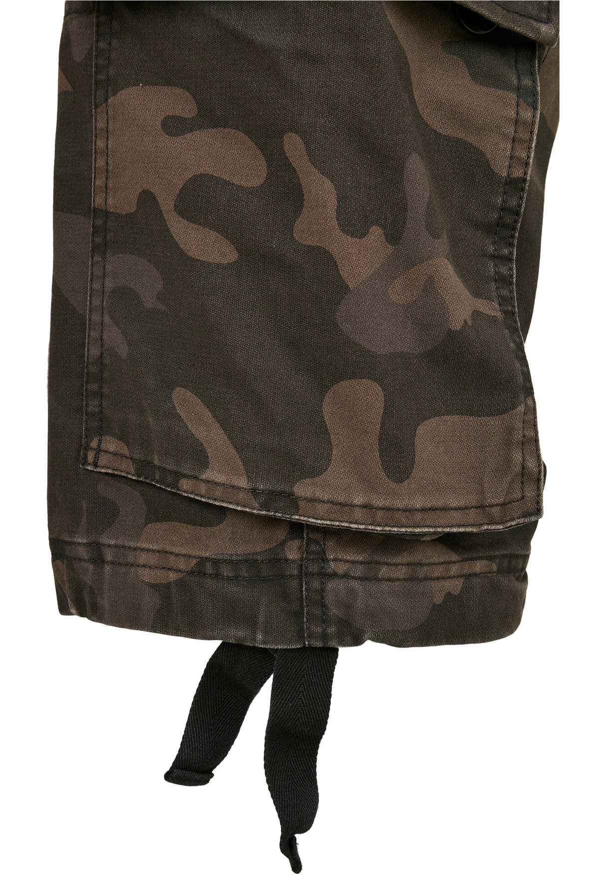 Tarnfarbene Cargohose mit Krawatte.