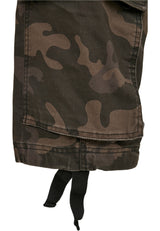 Tarnfarbene Cargohose mit Krawatte.