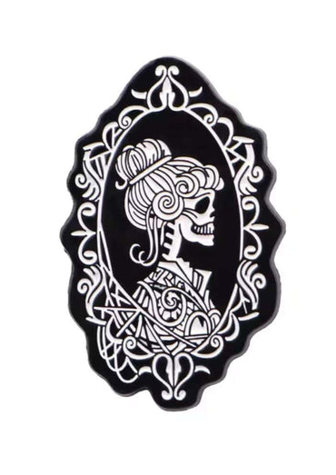 Schwarzer hochwertige pin vintage women skull mit weißer skelettfrau und ornaten im kompromisslose dark fashion stil