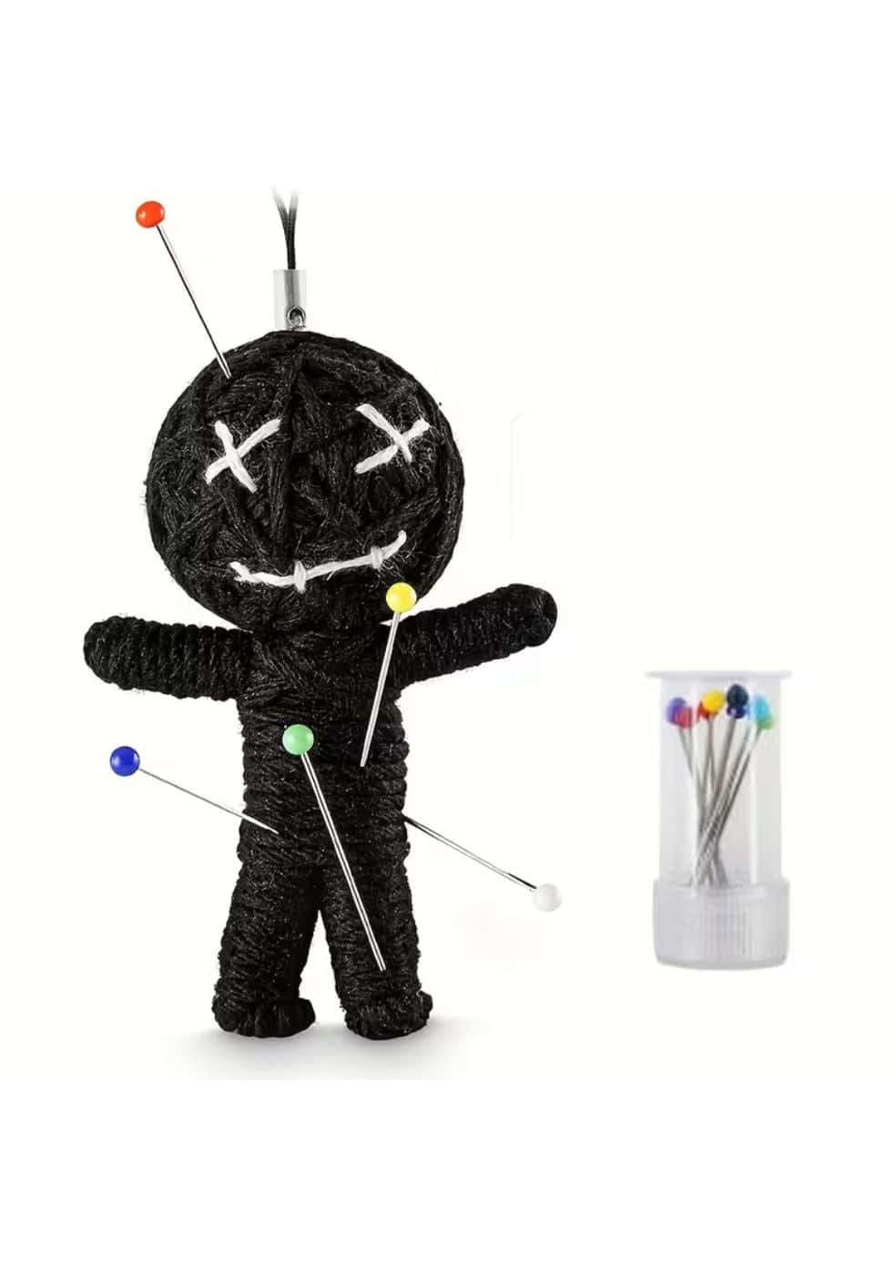 Voodoo puppe aus schwarzem garn mit weißen stickgesichtern und bunten nadeln für gothic horror fans