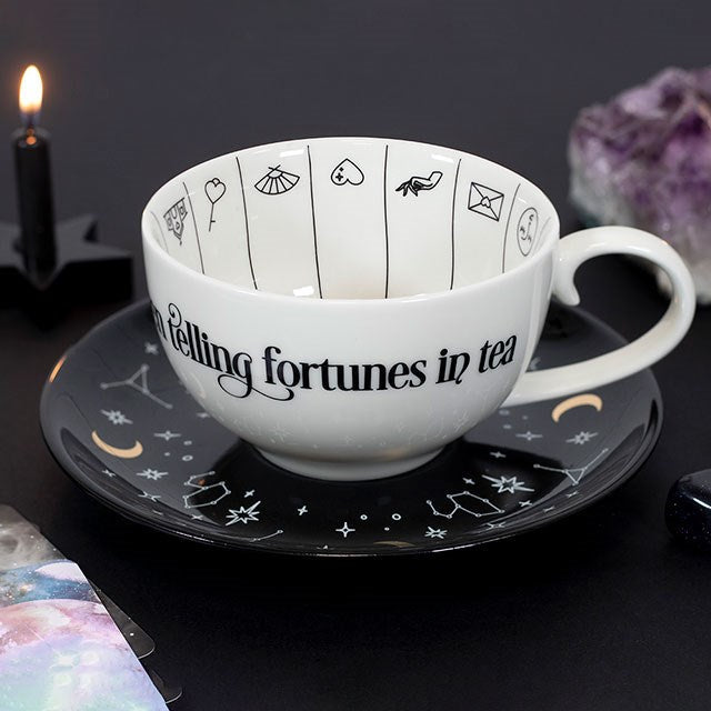 Teetasse und Untertasse zum Wahrsagen.