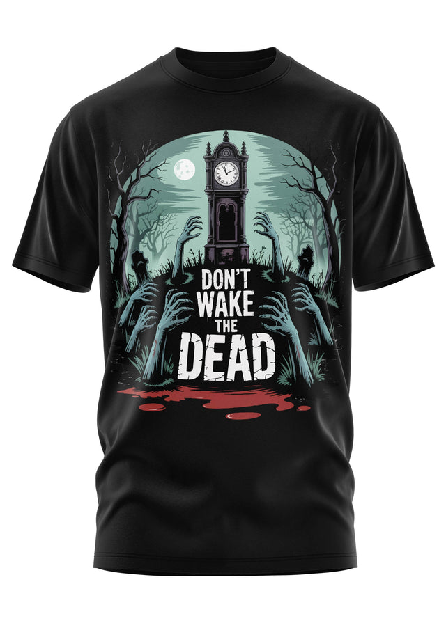 Ein schwarzes T-Shirt mit einer Horror-Grafik von Zombies, einer alten Uhr und der Aufschrift ’DON’T WAKE THE DEAD’.