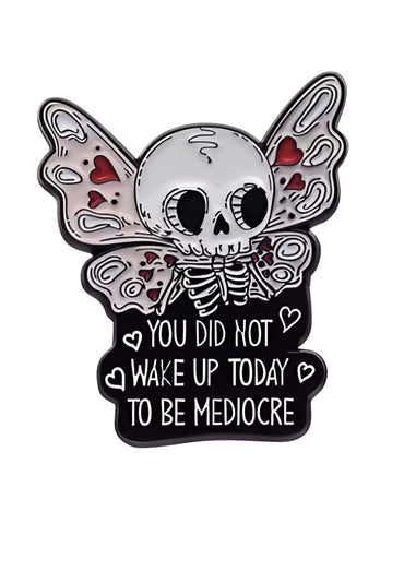 Gothic wake up today enamel pin mit skelett, roten herzen und flügeln im horror-stil