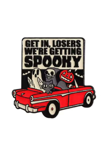 Roter vintage auto pin mit gespenst und skelett design für we’re getting spooky halloween sammlung