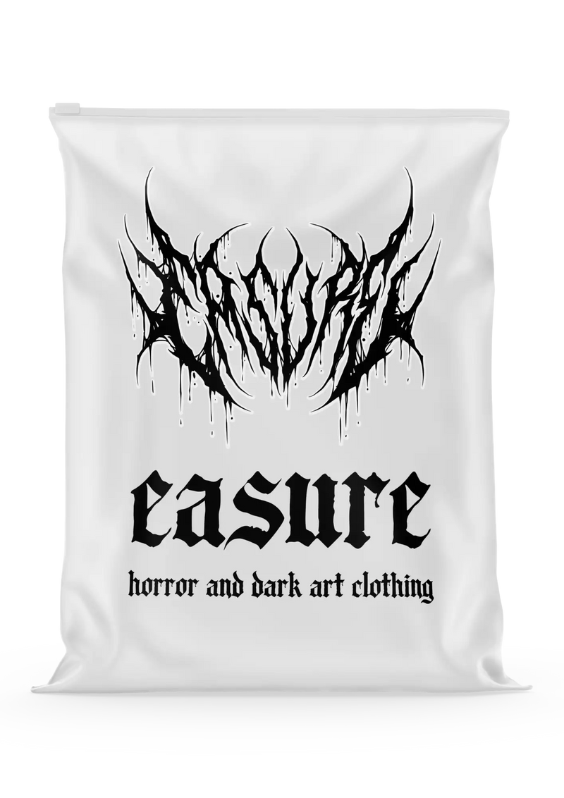 Weißer Beutel mit Kordelzug, der ein schwarzes, tropfendes gotisches Schriftart-Design mit dem Wort 'easure' und dem Slogan 'horror and dark art clothing' aufweist.
