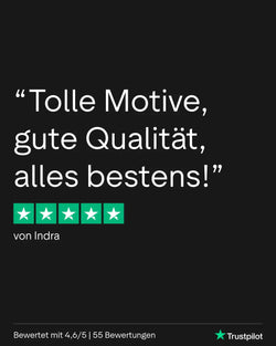 Weißer Text auf schwarzem Hintergrund liest „tolle Motive, gute Qualität, alles bestens!“ von Indra mit fünf grünen Sternen und Trustpilot-Branding am unteren Rand.