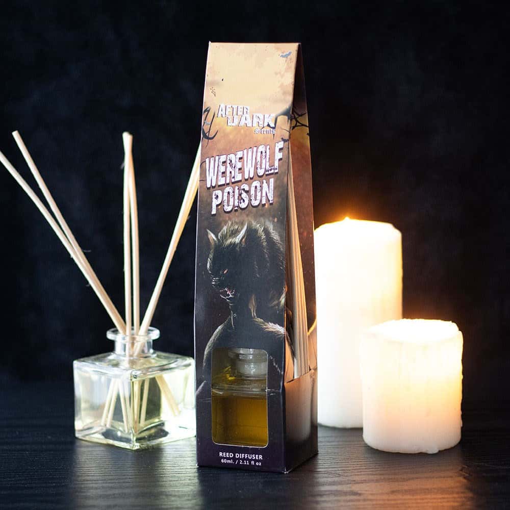 Ein dunkelbrauner und schwarzer karton mit einem werewolf poison reed diffuser von after dark mit monsterdesign