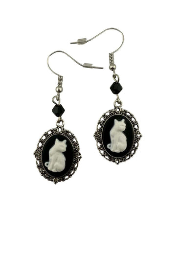 Weiß-schwarze katzen cameo ohrringe mit silbernen filigranen rahmen im gothic horror stil