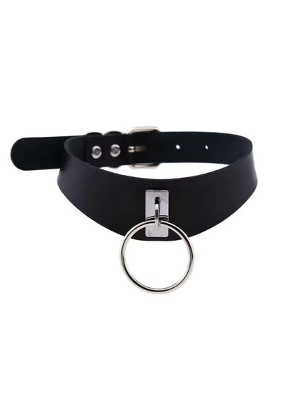 Wider slave choker aus schwarzem leder mit silbernem ring und schnalle als auffälliger gothic choker für alternative outfits