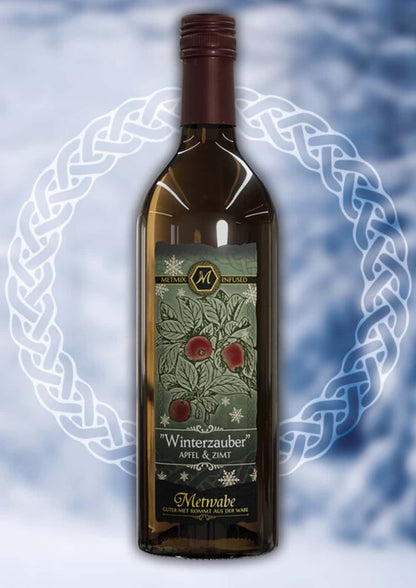 Dunkelgrüne glasflasche met winterzauber apfel zimt wein mit süße und gothic etikett mit roten äpfeln und schneeflocken