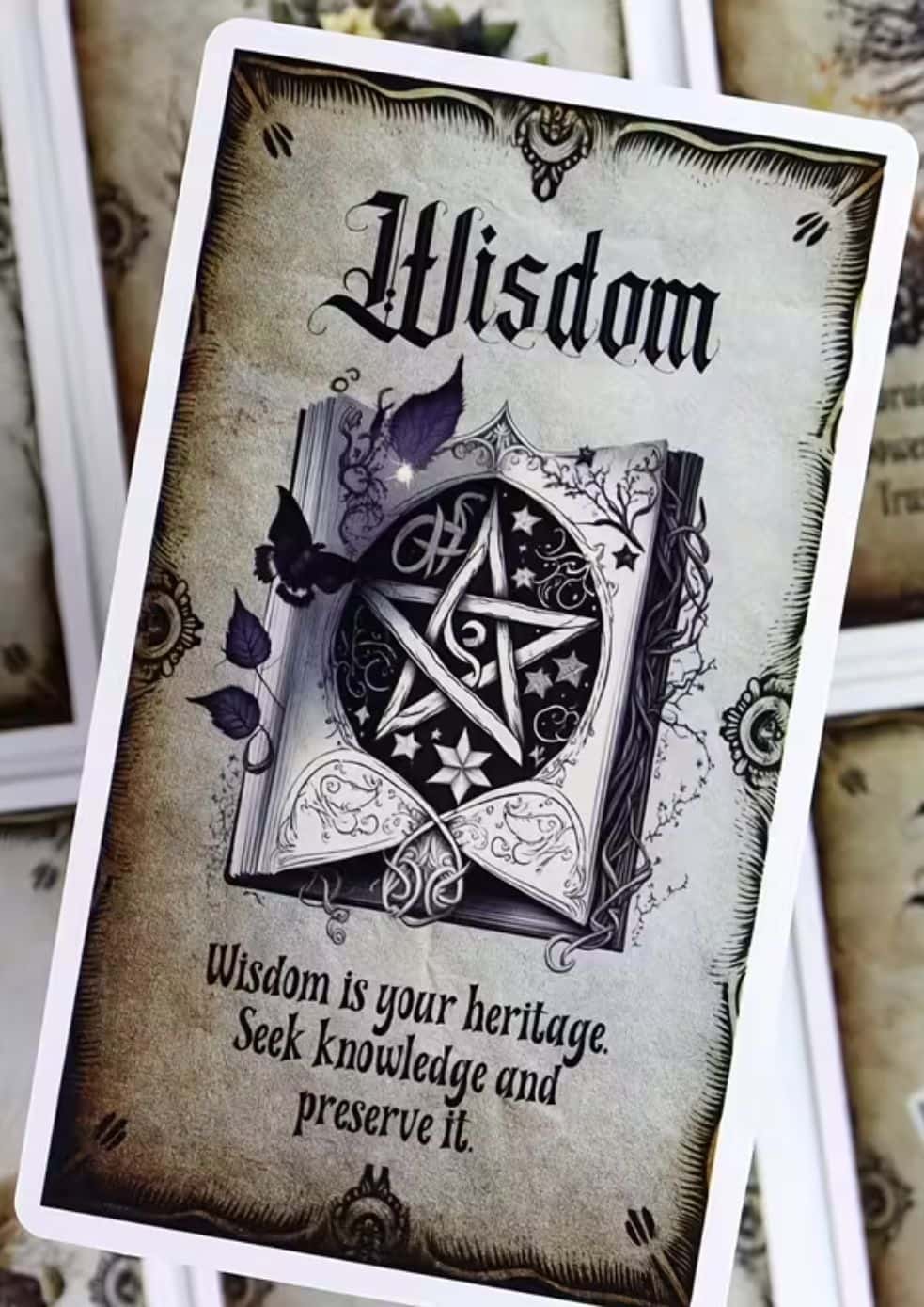 Vintage tarotkarte wise witch mit schwarz-weiß pentagramm in buch und blättern gaia lizenzierte kleidung ltd