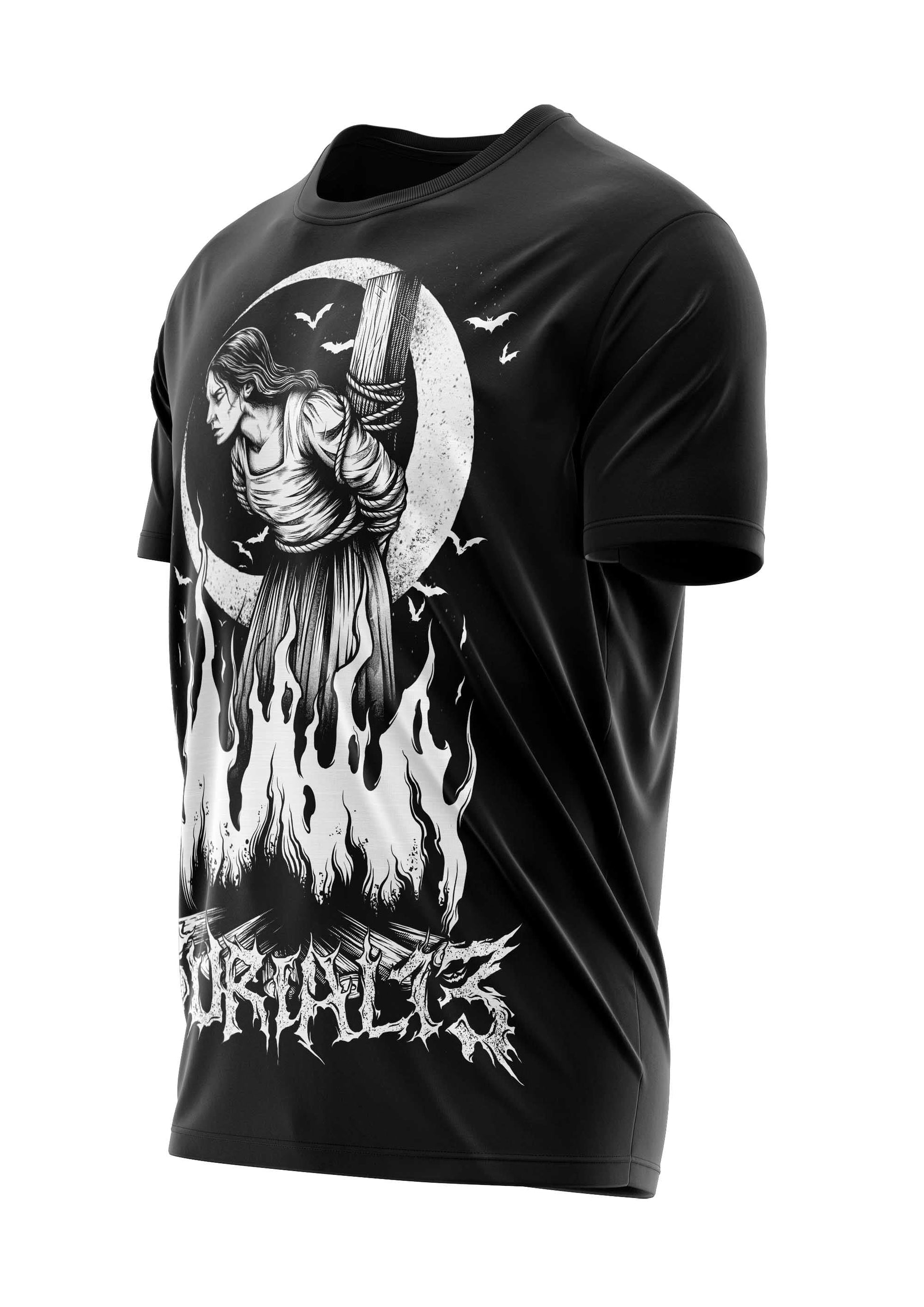 Schwarzes kurzärmliges T-Shirt mit detailliertem weißem Grafikmotiv einer in Flammen stehenden Figur vor einem Halbmond, umgeben von fliegenden Fledermäusen.