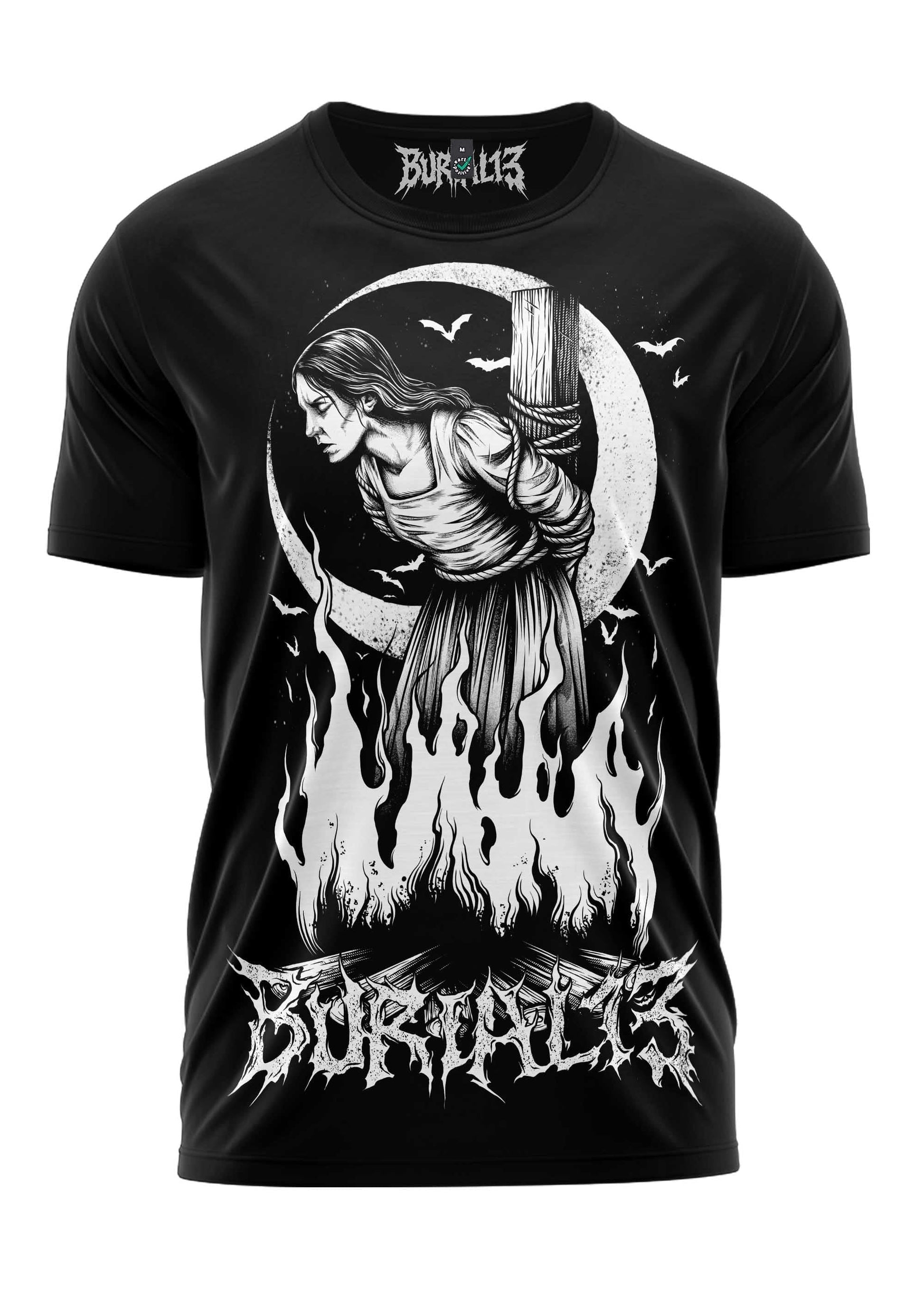 Schwarzes kurzärmeliges T-Shirt mit einem detaillierten Schwarz-Weiß-Grafikmotiv einer Frau, die von einem Kreuz hängt, mit Flammen darunter und Fledermäusen im Hintergrund, markiert mit „burials“ am oberen Kragen und unteren Saum.