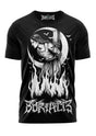 Schwarzes kurzärmeliges T-Shirt mit einem detaillierten Schwarz-Weiß-Grafikmotiv einer Frau, die von einem Kreuz hängt, mit Flammen darunter und Fledermäusen im Hintergrund, markiert mit „burials“ am oberen Kragen und unteren Saum.