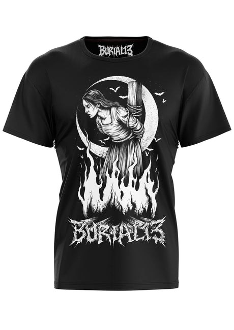 Schwarzes T-Shirt mit weißem Grafikdruck einer Frau, die an einen Pfahl gefesselt ist, umgeben von Flammen und einer Mondsichel mit Fledermäusen im Hintergrund.