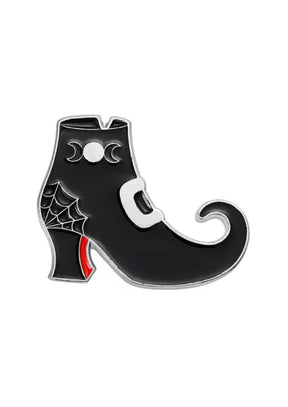 Schwarzer und roter High-Heel-Stiefel-Pin mit Spinnenwebmuster, Halbmondakzenten, silbernem Metallfinish.