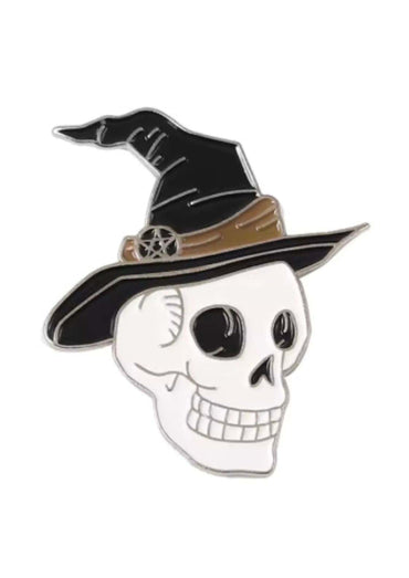 Schwarzer witch skull pin mit pentagramm detail und spitzem hut im gothic horror stil