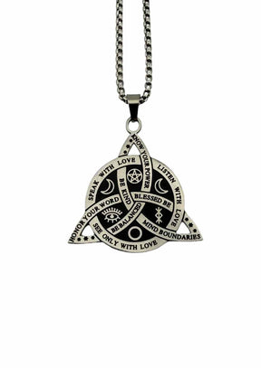 Silberfarbene Anhänger-Halskette mit dreieckigem Design.