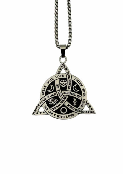 Silberfarbene Anhänger-Halskette mit dreieckigem Design.