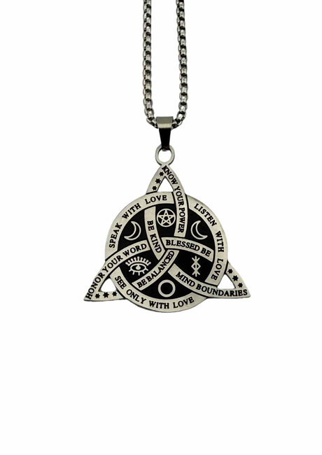 Silberfarbene Anhänger-Halskette mit dreieckigem Design.