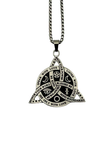 Silberfarbene halskette mit dreieckigem design als witchcraft letter für gothic und horror looks