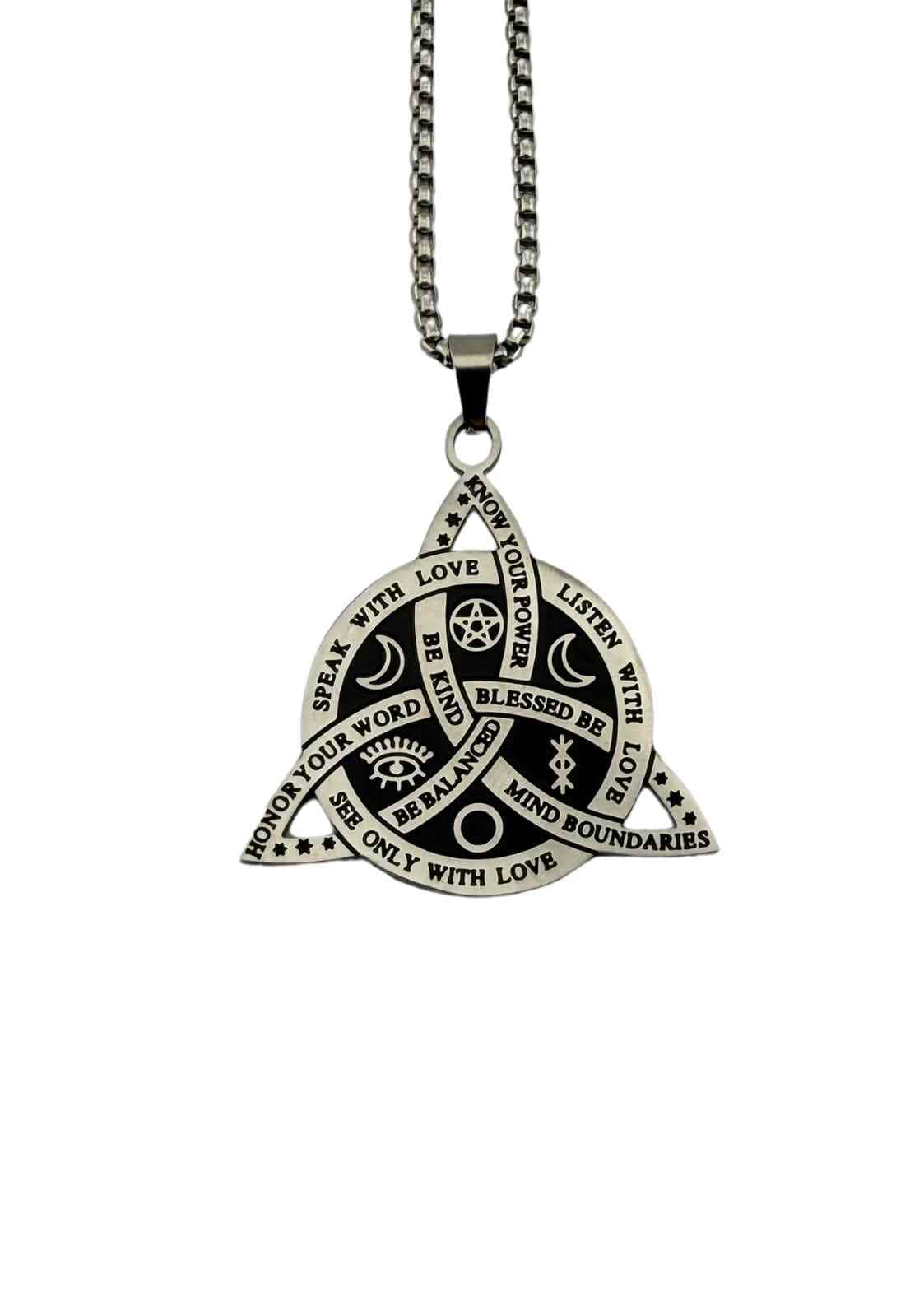 Silberfarbene halskette mit dreieckigem design als witchcraft letter für gothic und horror looks