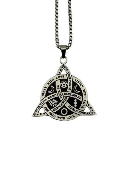 Silberfarbene halskette mit dreieckigem design als witchcraft letter für gothic und horror looks