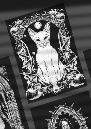 Schwarz weißes alu verbundplatten bild witchers cat mit stilisierter katze mit flügeln und gotischem rahmen inklusive aufhängung