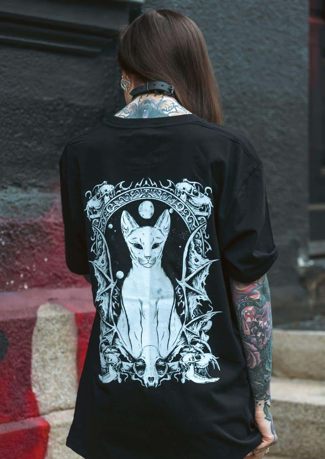 Schwarzes oversized t-shirt mit gothic horror cat backprint mit verzierter katze, schädeln und mondsymbolen