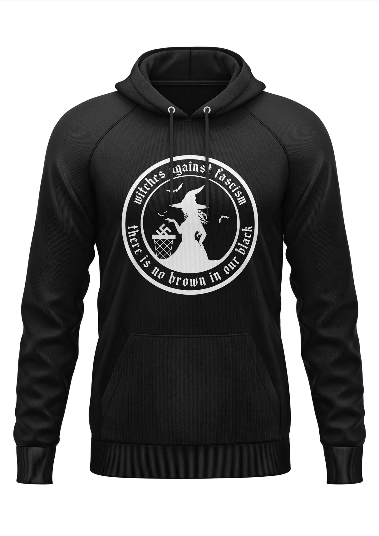 Schwarzer Kapuzenpullover mit einem weißen runden Grafikmotiv, das die Silhouette einer Hexe und den Text „Hexen gegen Faschismus“ und „es gibt kein Braun in unserem Schwarz“ zeigt.