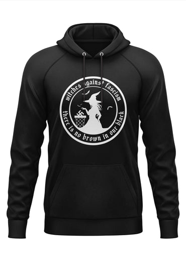 Schwarzer Kapuzenpullover mit einem weißen runden Grafikmotiv, das die Silhouette einer Hexe und den Text „Hexen gegen Faschismus“ und „es gibt kein Braun in unserem Schwarz“ zeigt.