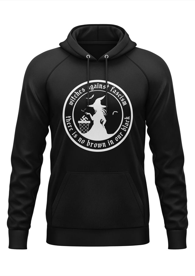 Schwarzer Kapuzenpulli mit einem weißen runden Grafikmotiv, das eine Hexensilhouette und den Text ’Hexen gegen Faschismus’ und ’in unserem Schwarz gibt es kein Braun.’ zeigt.