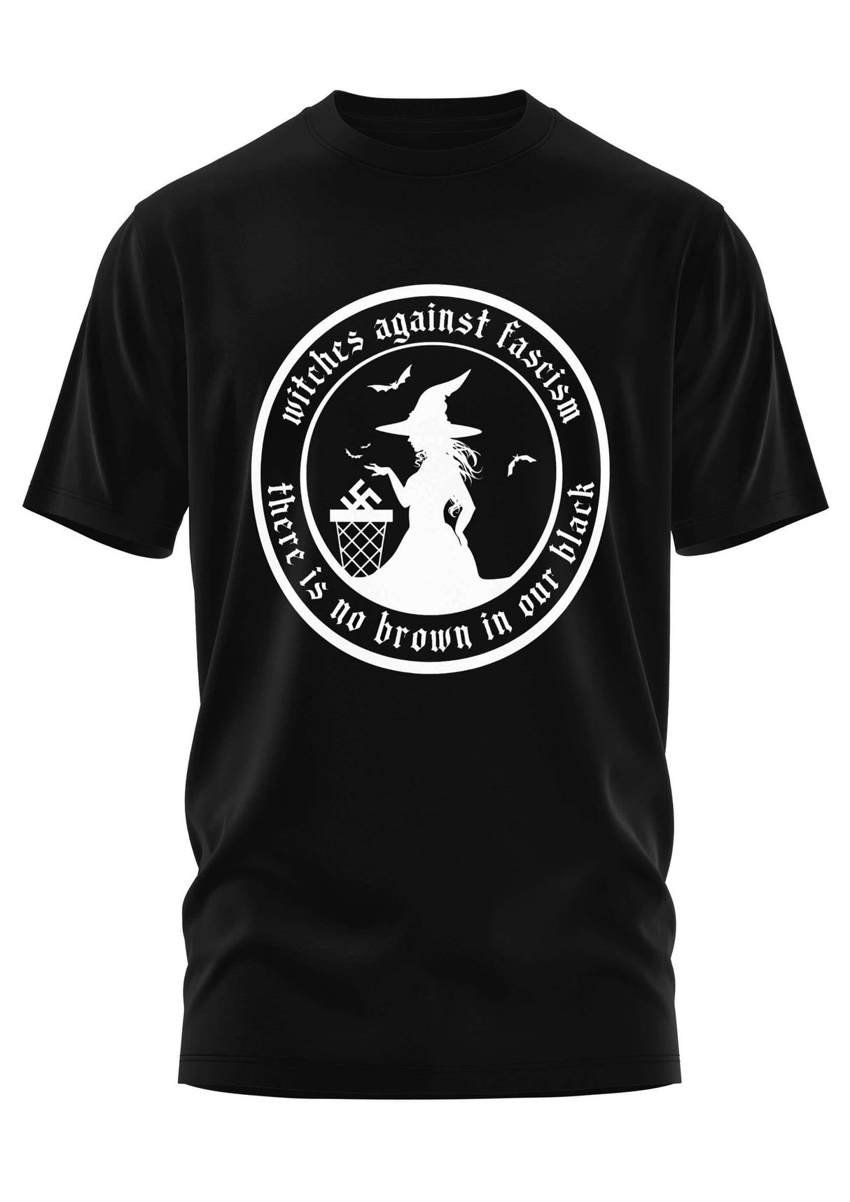 Schwarzes Baumwoll-T-Shirt mit einem weißen runden Grafikmotiv einer Hexe, die sich vor einem Mülleimer abzeichnet, mit dem Text »Hexen gegen Faschismus« und »in unserem Schwarz gibt es kein Braun«.