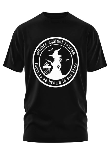 Schwarzes Baumwoll-T-Shirt mit einem weißen runden Grafikmotiv einer Hexe, die sich vor einem Mülleimer abzeichnet, mit dem Text »Hexen gegen Faschismus« und »in unserem Schwarz gibt es kein Braun«.