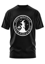 Schwarzes Baumwoll-T-Shirt mit einem weißen runden Grafikmotiv einer Hexensilhouette, die einen Korb hält, mit dem Text ’Hexen gegen Faschismus’ und ’es gibt kein Braun in unserem Schwarz.’