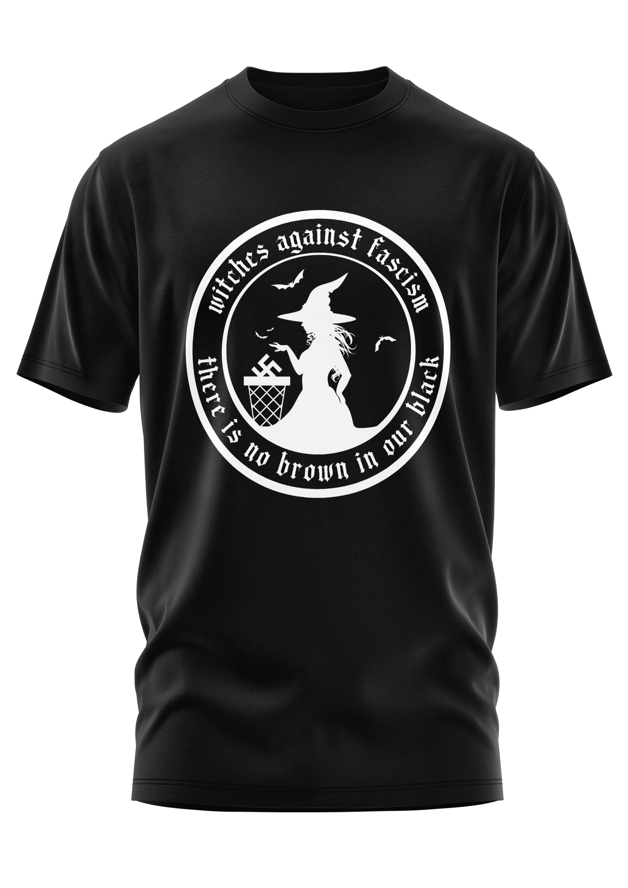 Schwarzes Baumwoll-T-Shirt mit einem weißen runden Grafikmotiv einer Hexensilhouette, die einen Korb hält, mit dem Text ’Hexen gegen Faschismus’ und ’es gibt kein Braun in unserem Schwarz.’