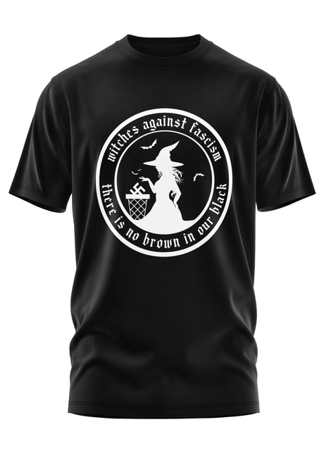 Schwarzes Baumwoll-T-Shirt mit einem weißen runden Grafikmotiv einer Hexensilhouette, die einen Korb hält, mit dem Text ’Hexen gegen Faschismus’ und ’es gibt kein Braun in unserem Schwarz.’